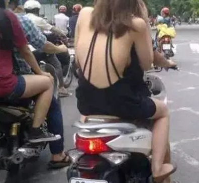 妹子送你一句忠告，不穿更凉快！