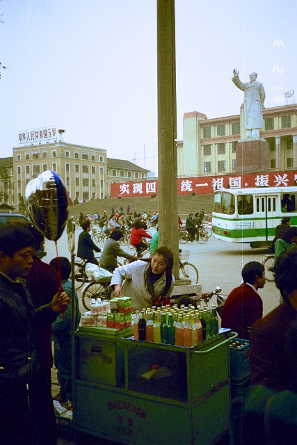 卖饮料的摊位；成都，1991年。【摄影：michel peterlin】