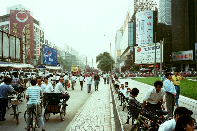 商业街休息区；成都，1996年。【摄影：michel peterlin】