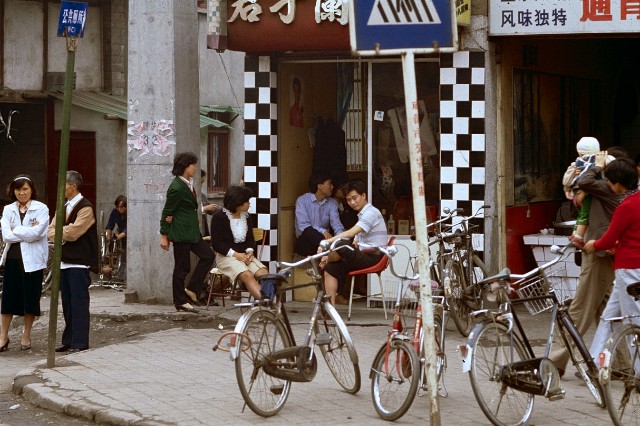 老街上的理发店；成都，1990年。【摄影：michel peterlin】