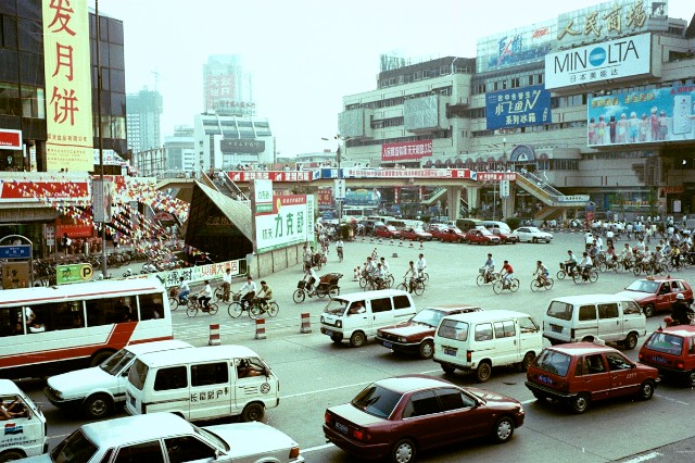 市中心的街景；成都，1996年。【摄影：michel peterlin】